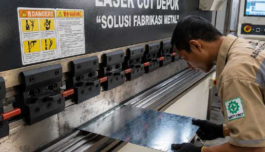 Operator melakukan proses bending atau tekuk plat