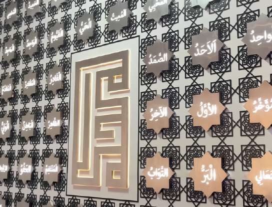 Panel metal dekoratif pada fasad bangunan