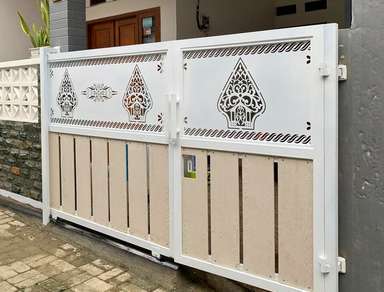 Pagar metal dengan pola dekoratif hasil cutting