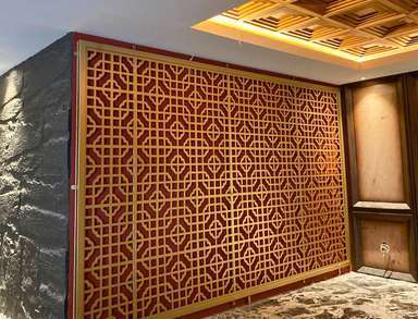Panel partisi metal dekoratif pada interior