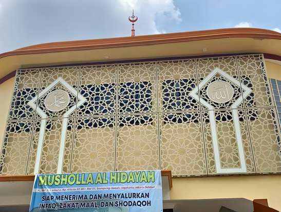 Aplikasi panel metal dekoratif pada bangunan